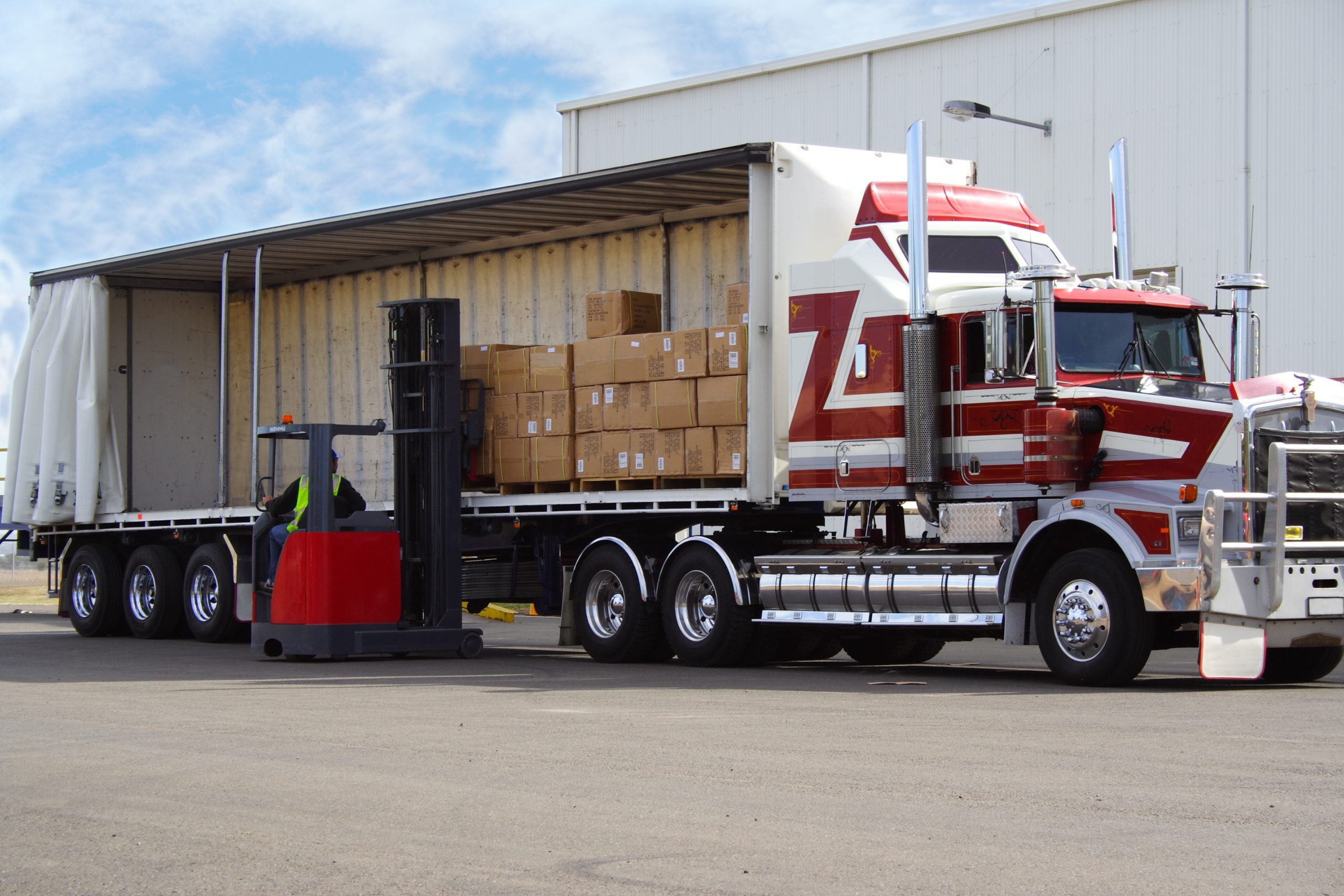 The United States, Mexico and Canada flags are displayed together, symbolizing cross-border shipping under USMCA for full truckload services and less than truckload shipping.